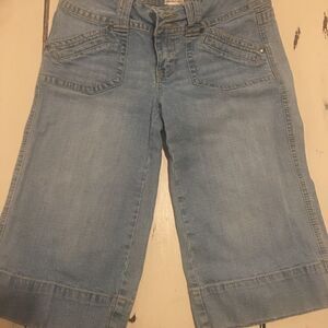 Vintage size 5 wide leg blue jean capri shorts distressed